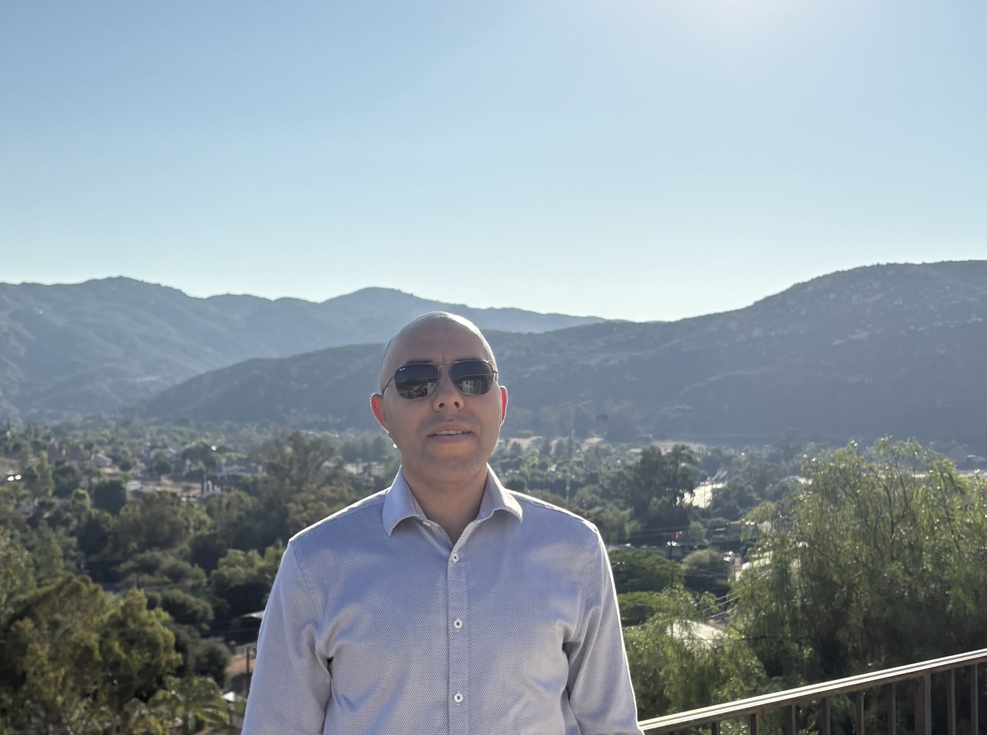 Professional headshot of Alfredo Holguin smiling, totally blind keynote speaker and trader